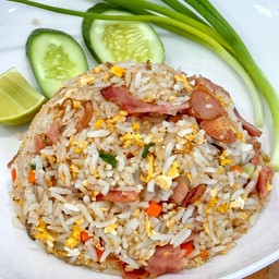 ข้าวผัด  ไส้กรอก แฮม
