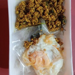 ข้าวคั่วกลิ้งไก่ไข่ดาว