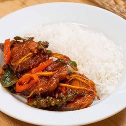 ผัดเผ็ดปลาดุกราดข้าว
