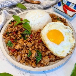 ข้าวกะเพราไก่ ไข่ดาว