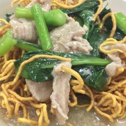 ราดหน้าไก่ เส้นหมี่กรอบ