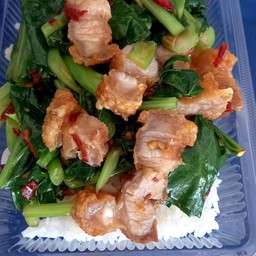คะน้าหมูกรอบ