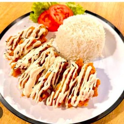 ข้าวหน้าไก่ทอดกรอบ ( ซาวครีมหัวหอม )