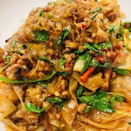 เส้นใหญ่ผัดกะเพรา
