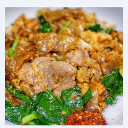 ผัดซีอิ๊วหมูหมัก เส้นใหญ่