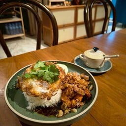 ข้าวหน้ากุ้ง หรือ ปลาหมึก กระเทียม ไข่ดาว