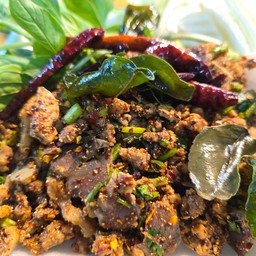 ลาบก้อย ซอยถี่ ตลาดไร่โกทอง ในปั๊มเชลล์