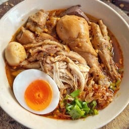 ลวกเส้น ก๋วยเตี๋ยวไก่ตุ๋น เจ้าเก่า ปรีดีพนมยงค์36