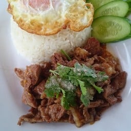 ข้าวเนื้อกระเทียม