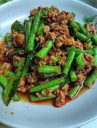 พริกแกงหมูสับถั่วฝักยาวราดข้าว