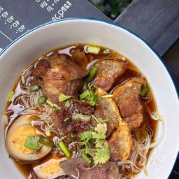 ก๋วยจั๊บหมูกรอบ