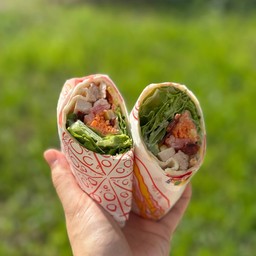Wrap สลัดผักอกไก่รมควัน&เบคอนกรอบ