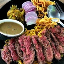สเตกเนื้อ เครื่องเคียงข้าวซอย