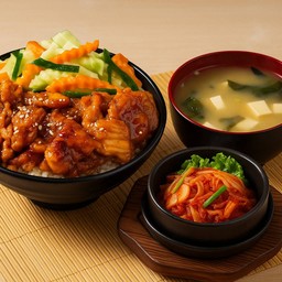 ข้าวหมูสามชั้นสไลด์ซอสเกาหลี + ซุป + กิมจิ
