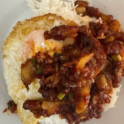 ข้าวไข่ระเบิดหมูกรอบ