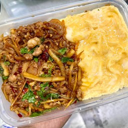 กะเพราหมูสับหน่อไม้_ไข่ข้น