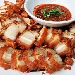 ข้าวหมูสามชั้นทอด+น้ำจิ้มแจ่ว