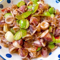 ปลาหมึกผัดกะปิใส่สะตอ