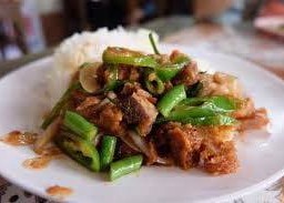ผัดพริกแกงหมูกรอบราดข้าว