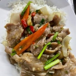 ผัดพริกสดหมูราดข้าว