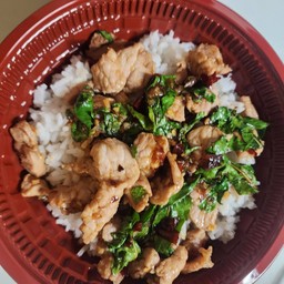 กระเพราพริกแห้งหมูชิ้นราดข้าว