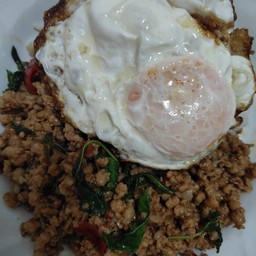 ข้าวกระเพราหมูสับไข่ดาว