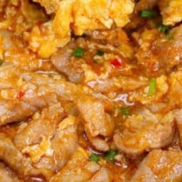 ข้าวหน้าหมูผัดซอสสุกี้ไข่ขยี้