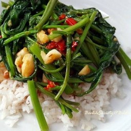 ผัดผักบุ้ง ราดข้าว