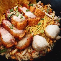 บะหมี่แห้งหมูกรอบ