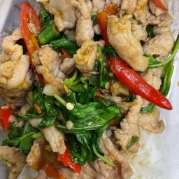 กระเพราหมูชิ้นราดข้าว