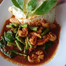 ข้าวผัดพริกแกงไก่