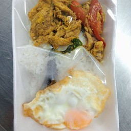 ข้าวเครื่องแกงไก่ไข่ดาว