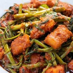 ผักบุ้งพริกแกงหมู ราดข้าว