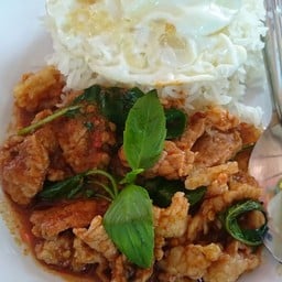 ข้าวผัดพริกแกงเนื้อ