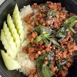 [อร่อยซ่ากับโค้ก] ข้่าวกะเพราคั่วพริกแห้งเนื้อโคขุนสับ +  โค้ก ออริจินัล (กระป๋อง)