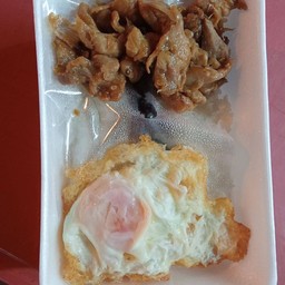 ข้าวไก่กระเทียมไข่ดาว