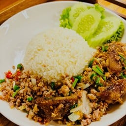 ผัดกะเพราไข่เยี่ยวม้าหมูสับ ราดข้าว