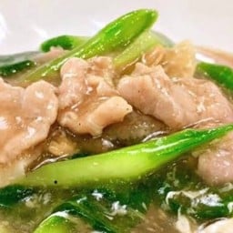ราดหน้าไก่ เส้นใหญ่