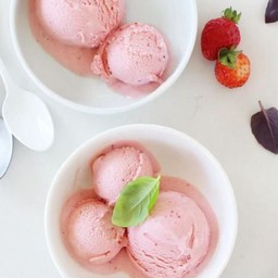 สตอเบอรี่ 4 oz. 💥 ถ้าถ้วย 4 oz. หมดขอเป็นตักเป็นสกู๊ป ให้แทนนะคะ ขอบคุณมากค่ะ