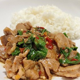 ข้าวกะเพราสันคอหมูสไลด์