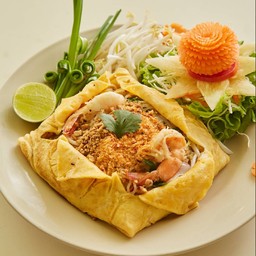 ผัดไทยห่อไข่กุ้งสด PAD THAI, FRIED RICE NOODLES WITH PRAWN WRAPPED IN EGG