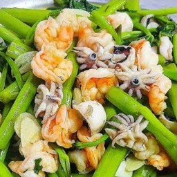 ผัดผักบุ้งทะเล ราดข้าว