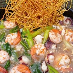 ราดหน้าทะเล(ปลาหมึก+กุ้ง) เส้นหมี่กรอบ
