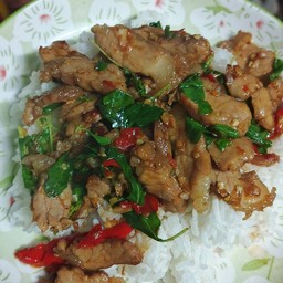 ข้าวกะเพราเนื้อย่าง
