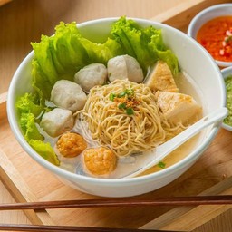 เฮงกี่ต้นตำรับ ก๋วยเตี๋ยวลูกชิ้นปลาเก่า ลูกชิ้นปลาเก๋าทำเอง