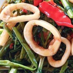 ผัดผักบุ้งปลาหมึก ราดข้าว