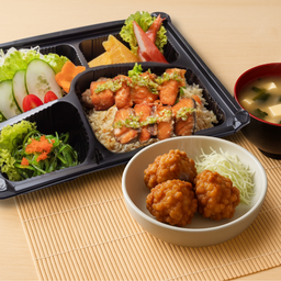 SET เบนโตะข้าวผัด & ปลาแซลมอนทอดซอส ซีฟู้ด + ซุป + ไก่คาราเกะ