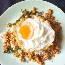 กะเพราหมูสับพริกแห้งไข่ดาวราดข้าว
