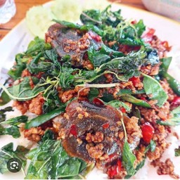 ข้าวกระเพราหมูสับไข่เยี่ยวม้า กระเพรากรอบ