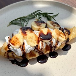 ครอฟเฟิล วิปครีม ซอสช็อกโกแลต และกล้วยหอมทอง